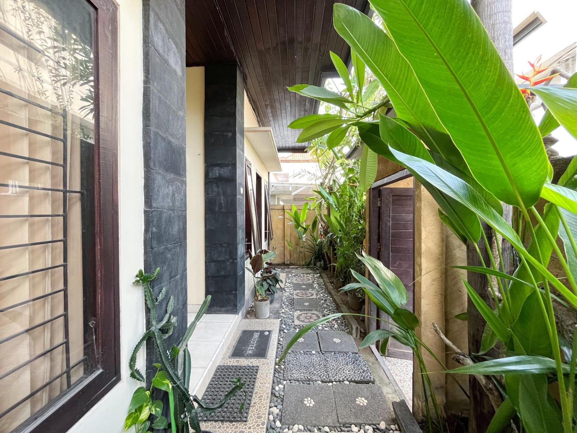 Adi Surya Guest House سمينياك الغرفة الصورة